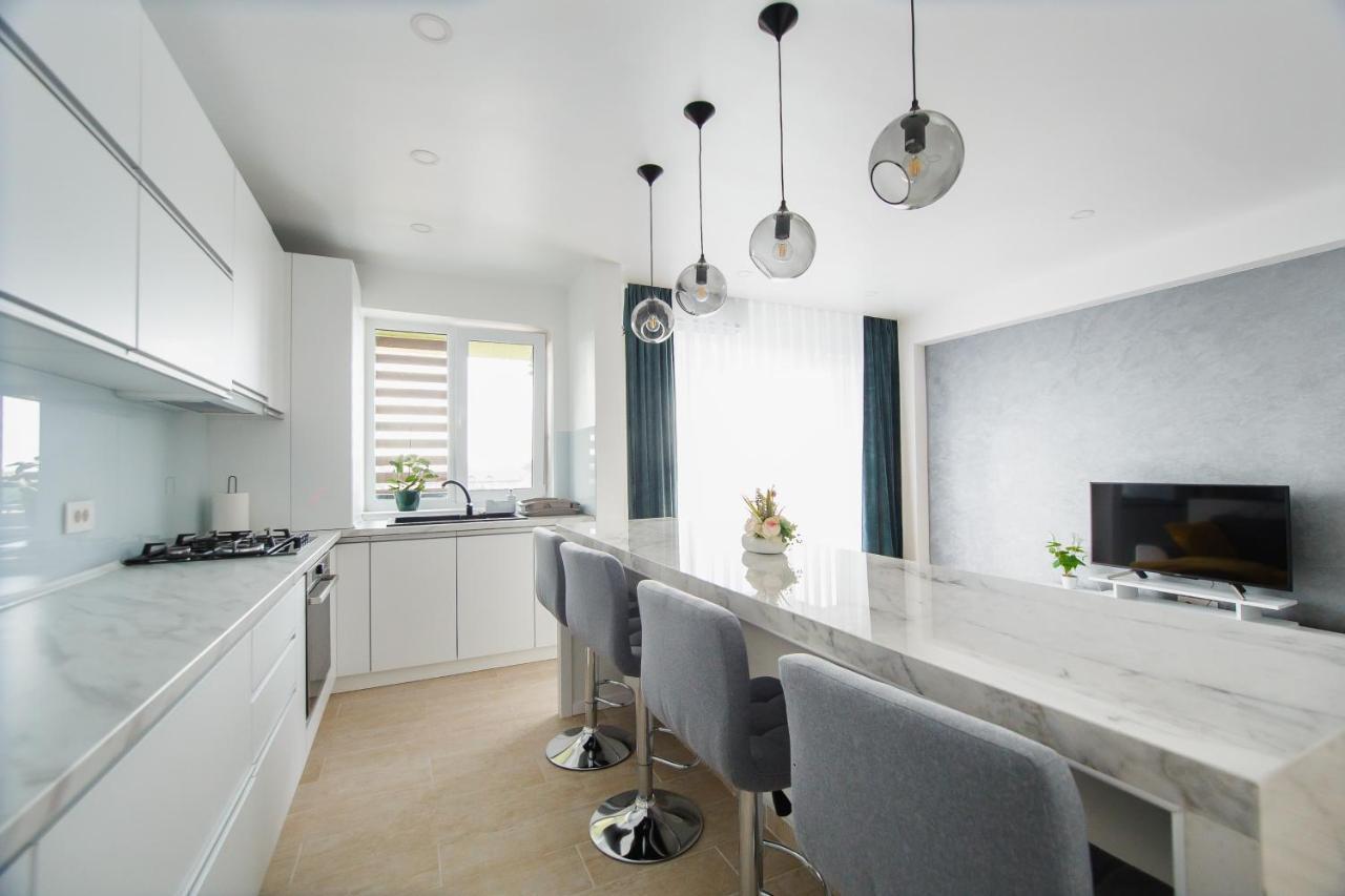 Elegant & Spacious - Central Apartment Oradea Luaran gambar