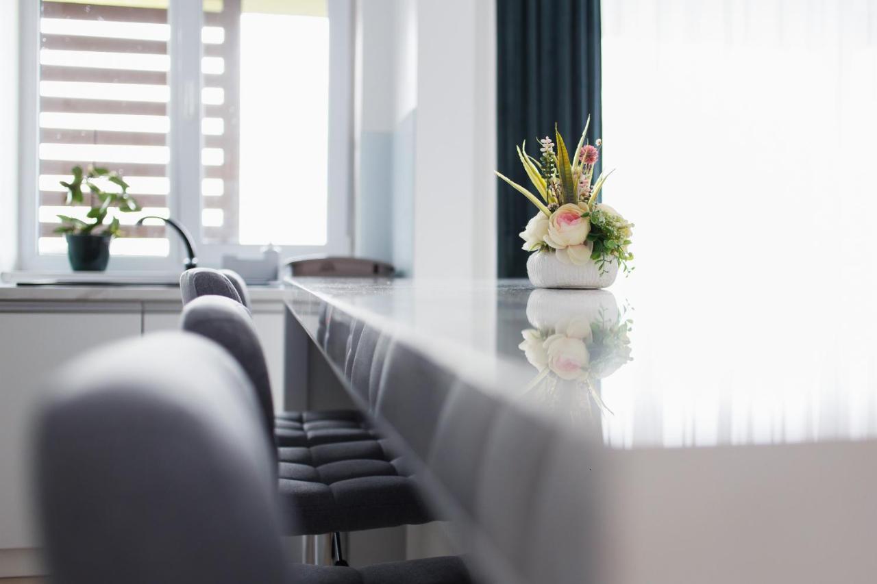 Elegant & Spacious - Central Apartment Oradea Luaran gambar