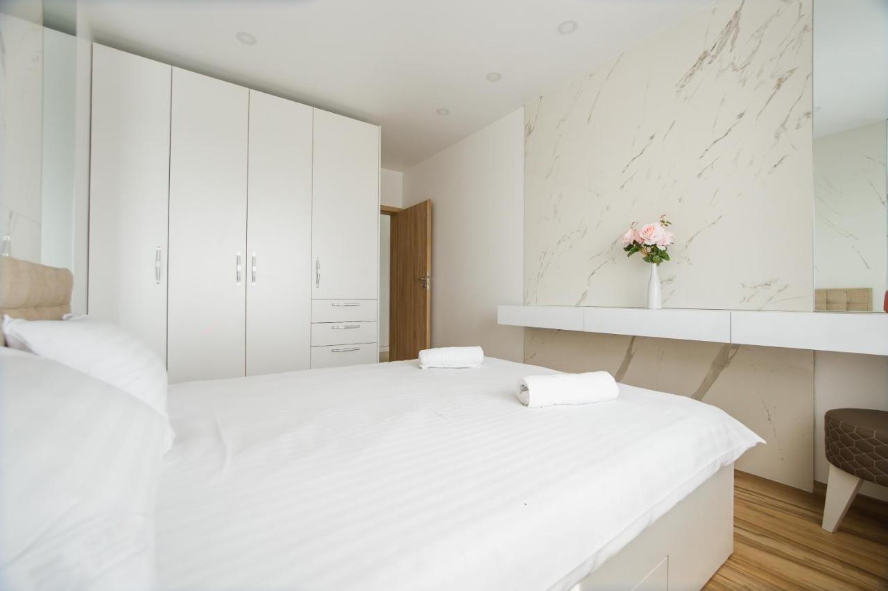 Elegant & Spacious - Central Apartment Oradea Luaran gambar